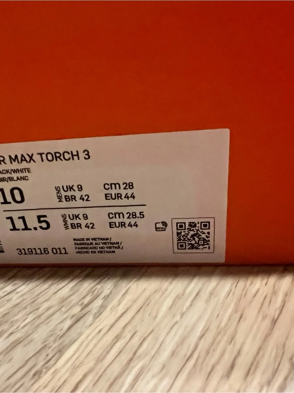 Nike Air Max Torch 3 -  Mens Running Shoes Black/White Size 10M (Gently used)